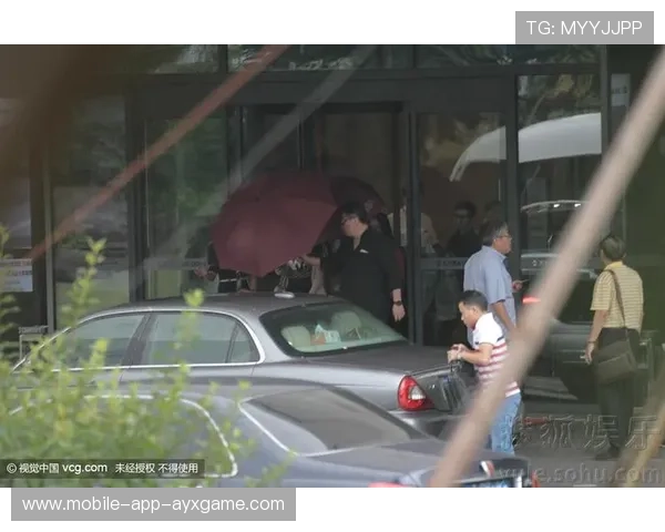 詹姆斯与妻子街头牵手被偷拍，狗仔照炸开了锅